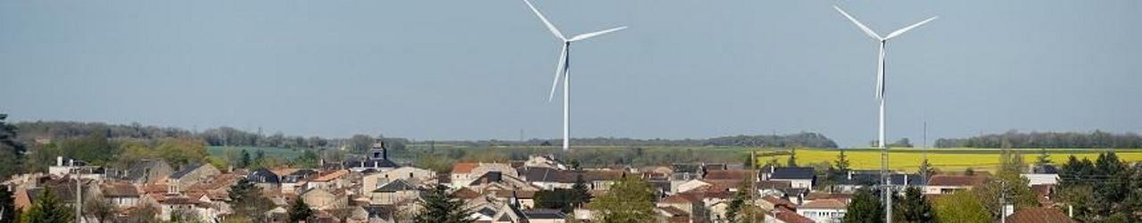 Des éoliennes au loin dans un paysage breton