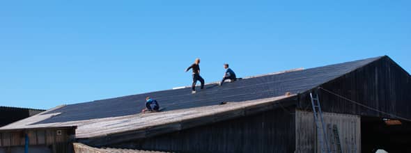 Dex ouvriers sur un toit photovoltaïque